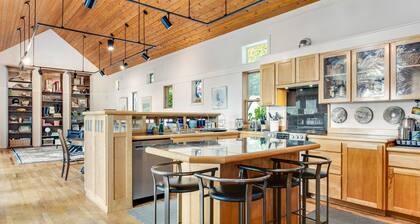 2-story lakefront home with incredible Mt Rainer views, large yard, grill, patio