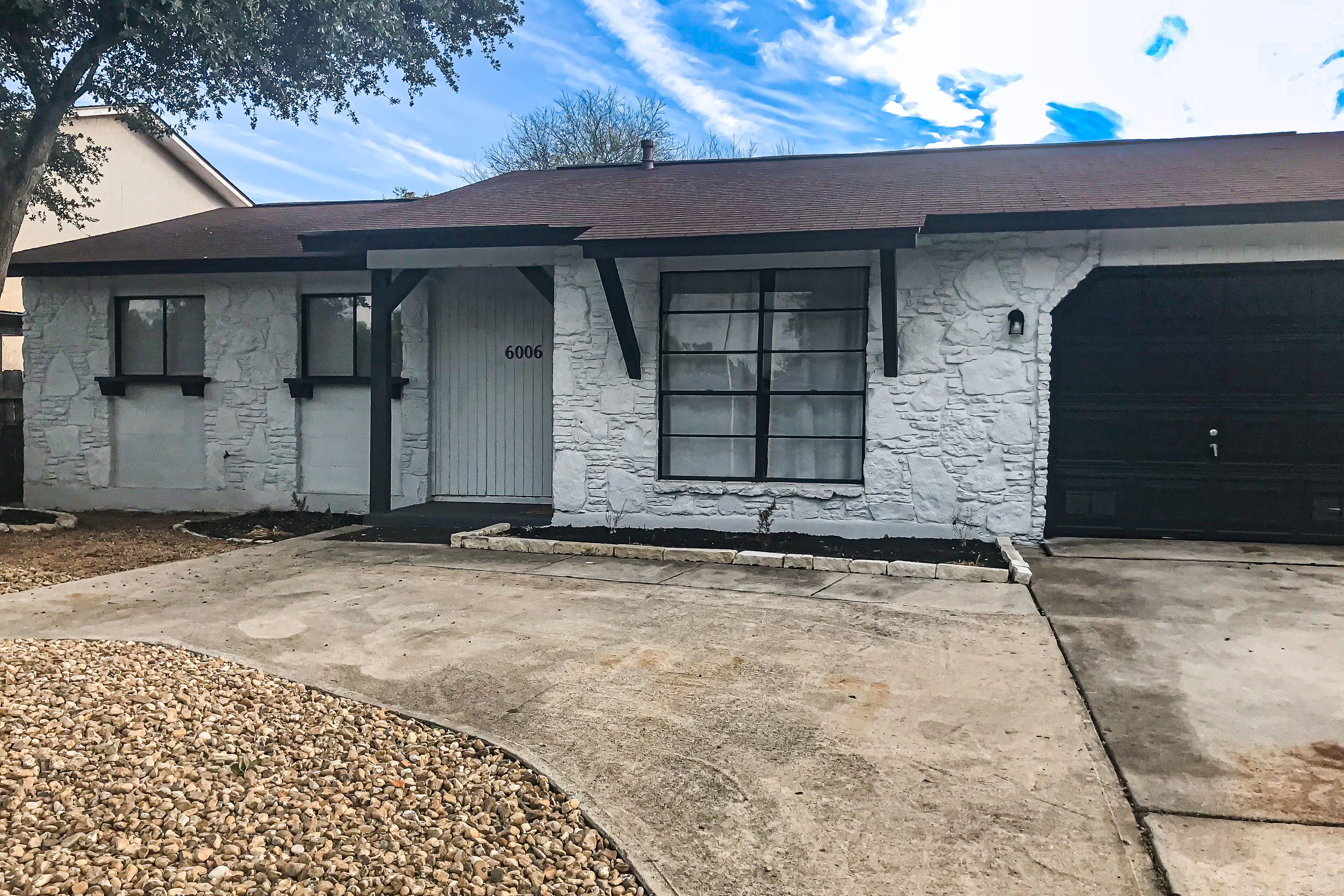 Dog-friendly modern home with private pool, W/D, & AC - near River Walk