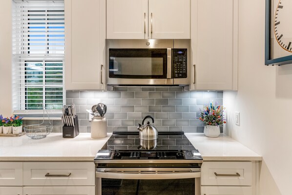 Refrigerador, microondas, horno y parrilla de estufa 