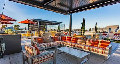 Serene Burlingame 2BR w/ Roof, Gym & W/D, nr Caltrain, by Blueground