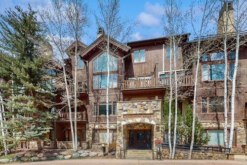 Second-floor condo in Arrowhead Village with pool & hot tub - steps to ski lift