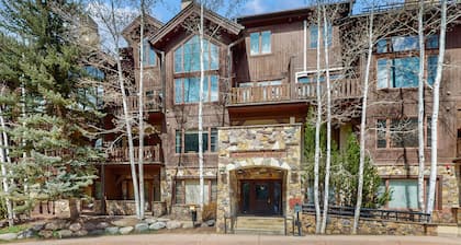 Second-floor condo in Arrowhead Village with pool & hot tub - steps to ski lift