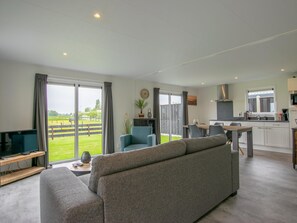 TV - Cozy chalet at a quiet location, 7 km from the beach (Heiloo)