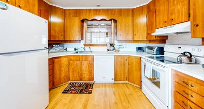 Waterfront home with beautiful bay views - near shops & dining