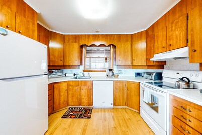 Waterfront home with beautiful bay views - near shops & dining