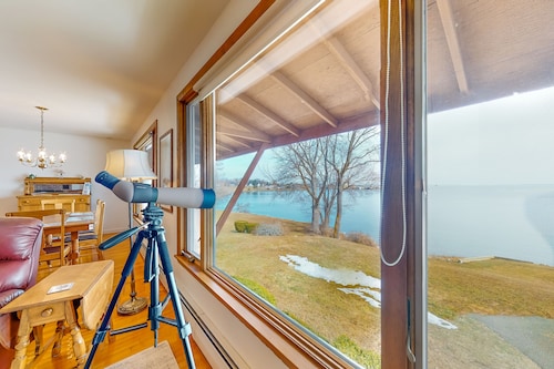 Waterfront home with beautiful bay views - near shops & dining