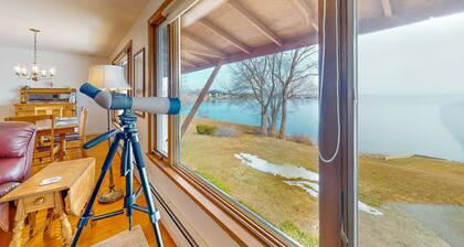 Waterfront home with beautiful bay views - near shops & dining