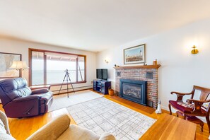 Fernseher, Kamin, DVD-Player, BĂŒcher