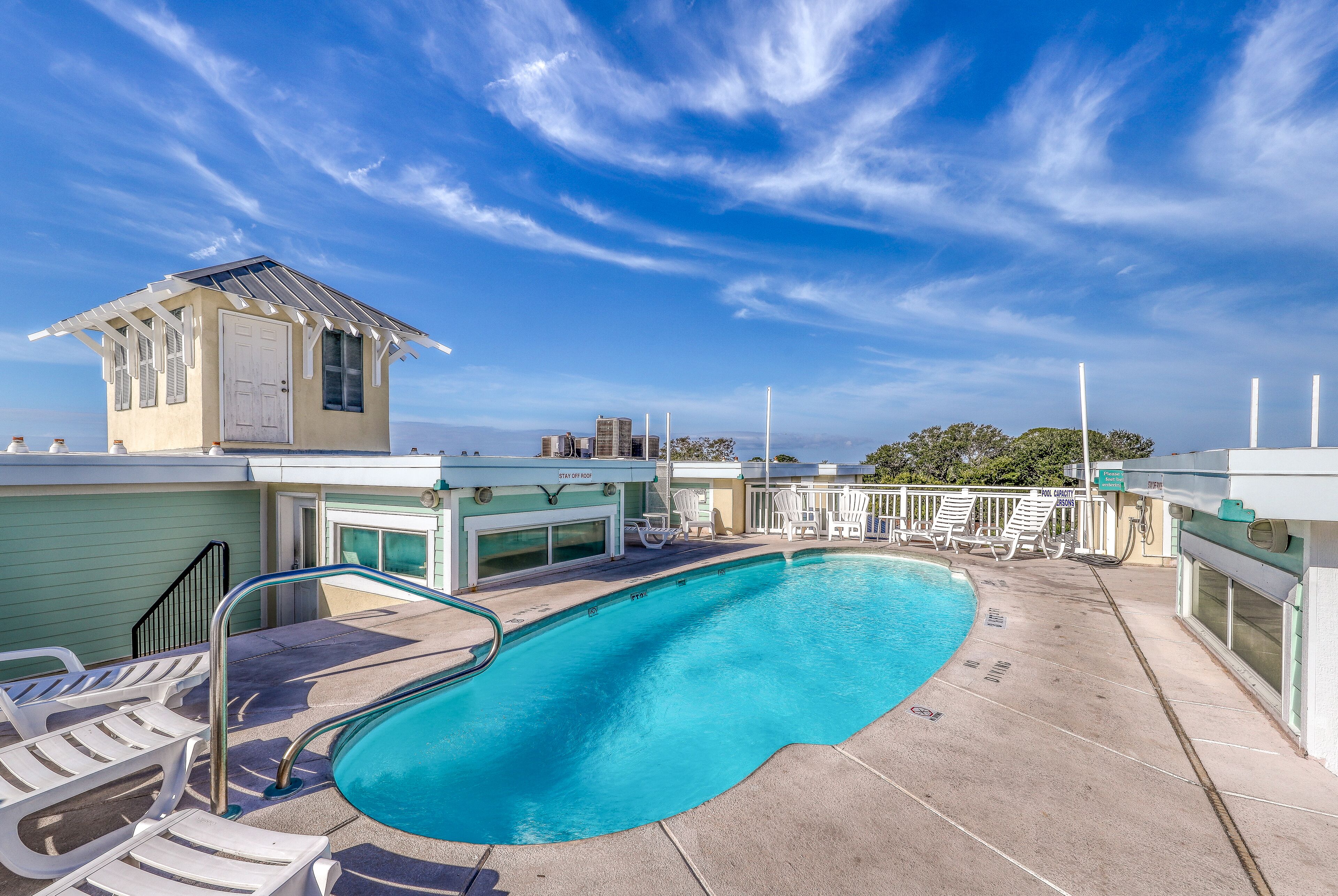 Modern condo near ocean with AC, W/D & rooftop pool - walk everywhere