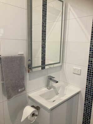 Douche, sĂšche-cheveux, serviettes fournies, savon