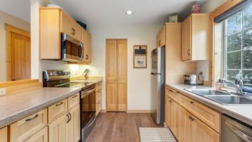 雪櫃、微波爐、焗爐、爐具