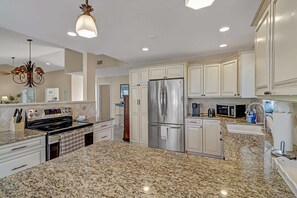 Køleskab, mikrobølgeovn, ovn, kogeplade