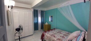 1 habitación, tabla de planchar con plancha, wifi gratis y ropa de cama