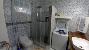 Regadera, toallas, jabón, papel de baño 