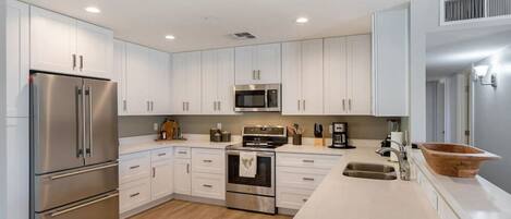 Refrigerador, microondas, horno, placa de cocina