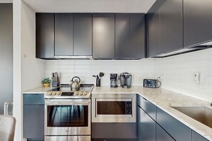 Fridge, microwave, oven, stovetop - Luxe 5th-floor downtown condo on the riverfront with river views, balcony & W/D (Nashville)