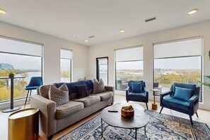 TV - Luxe 5th-floor downtown condo on the riverfront with river views, balcony & W/D (Nashville)