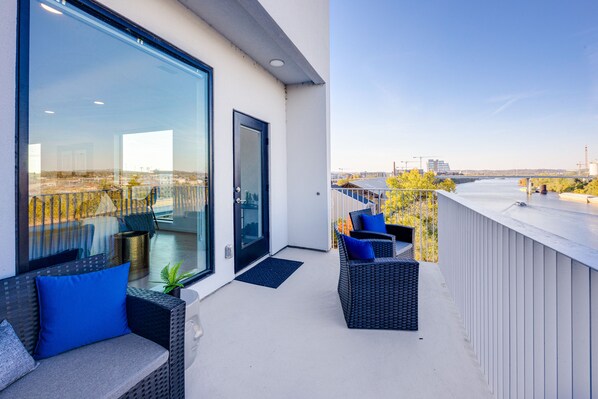 Terrace/patio - Luxe 5th-floor downtown condo on the riverfront with river views, balcony & W/D (Nashville)