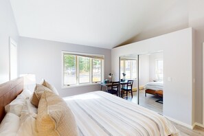 2 bedrooms, iron/ironing board, free internet, bed sheets