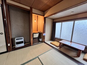 Superior Twin Room 1, Shared bathroom | Meja kerja, ruang kerja ramah laptop, dan Wi-Fi gratis