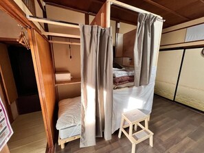 Mixed Dormitory, Shared bathroom | Bureau, espace de travail pour ordinateur portable, Wi-Fi gratuit