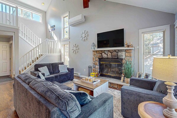 Fernseher, Kamin, Tischfußball, Streaming-Dienste