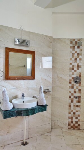Deluxe Room | Bathroom - Hotel Neelgiri (Kasauli)