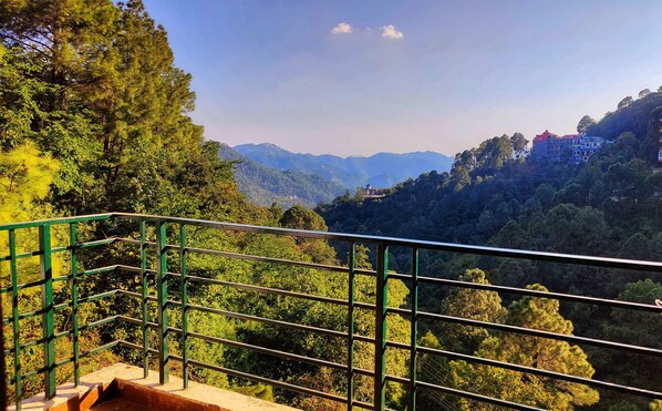 Deluxe Room | Mountain view - Hotel Neelgiri (Kasauli)
