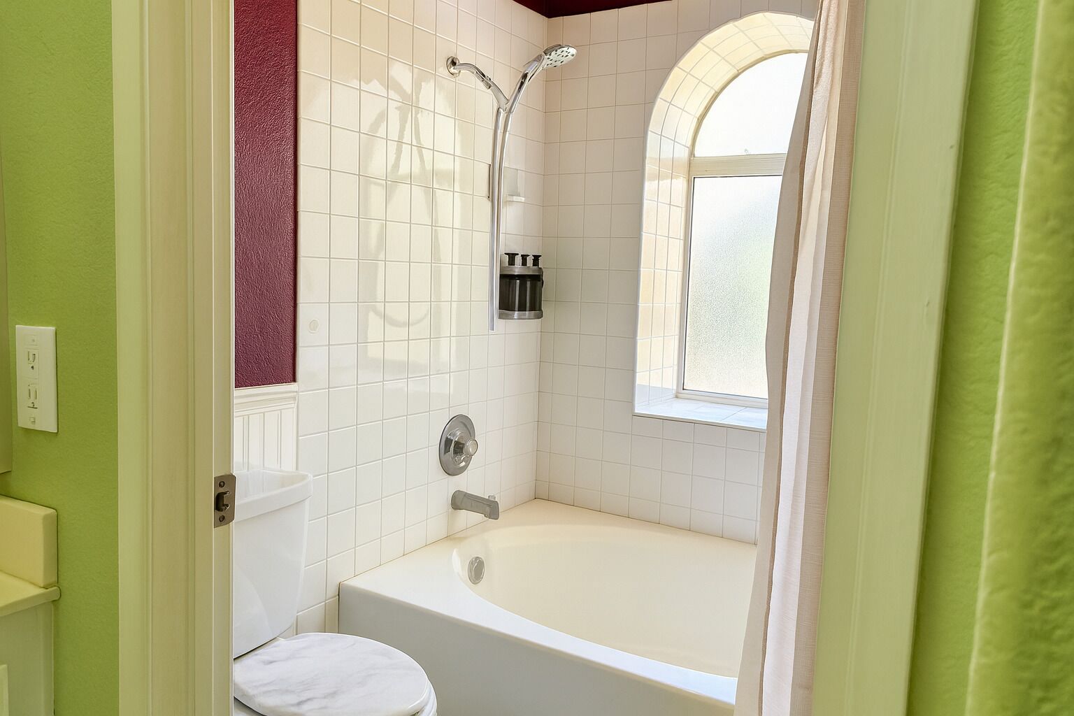 Un baño con bañera, ventana y ducha.