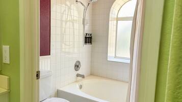 Presidential Room | Bathroom | Combined shower/bathtub, hair dryer, towels