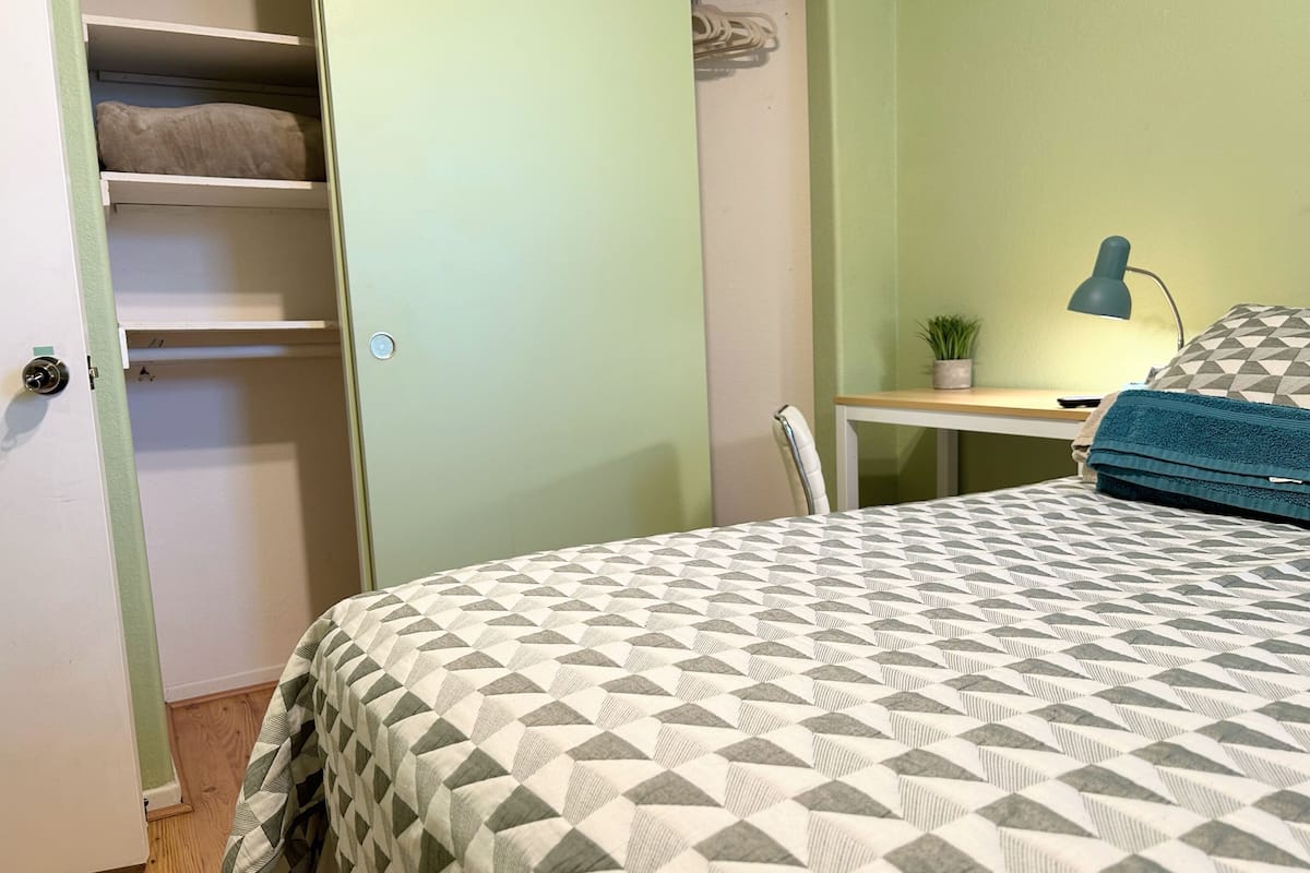 Elite kamer | Een bureau, een laptopwerkplek, een strijkplank/strijkijzer, gratis wifi