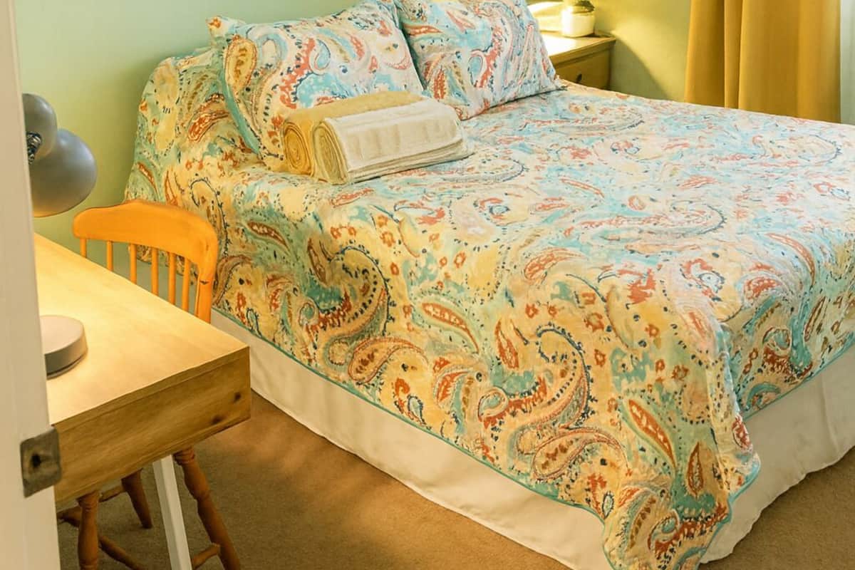 Comfort Room | Desk, laptop workspace, iron/ironing board, free WiFi