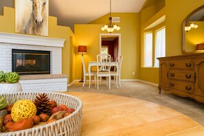 Living area - Private bedroom in Peach Blossom Country House (Hemet)