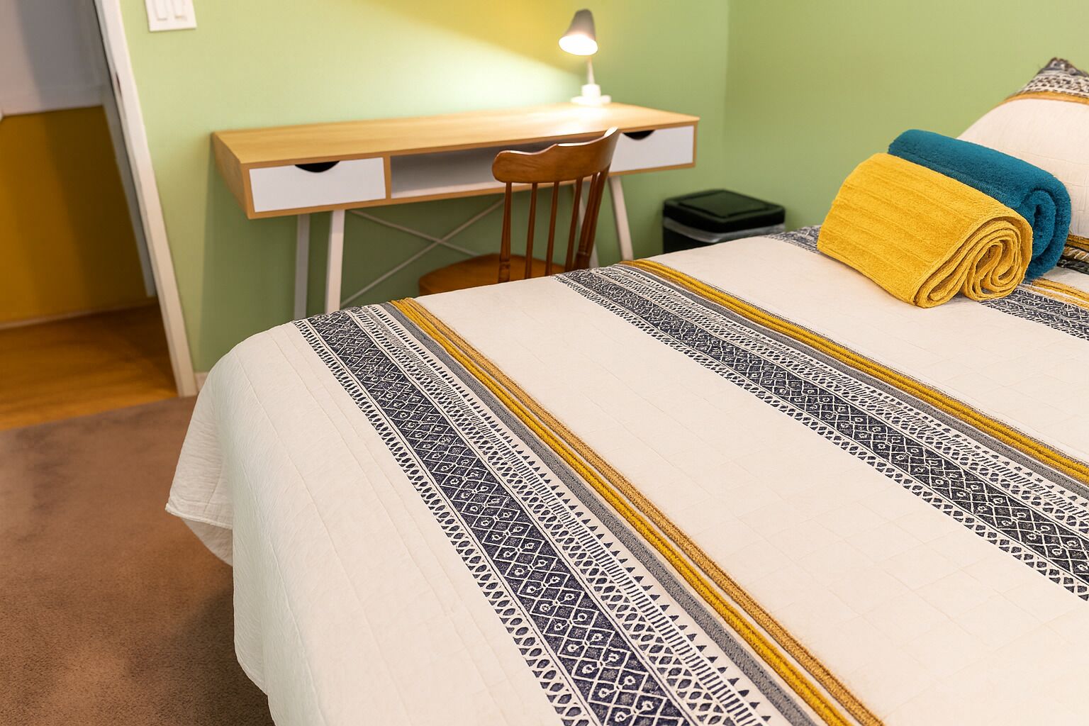 Phòng tiện nghi đơn giản | Bàn, khu vực làm việc phù hợp cho laptop, bàn ủi/dụng cụ ủi quần áo 