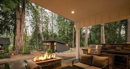 Exquisite Forested Retreat, Pet Friendly, Huge Patio w/ Fire-Table and TV, Steps From Dockside