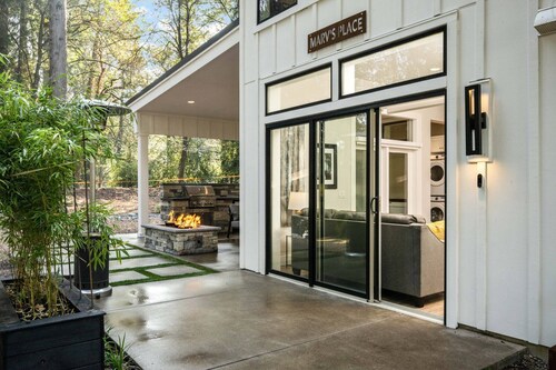 Exquisite Forested Retreat, Pet Friendly, Huge Patio w/ Fire-Table and TV, Steps From Dockside