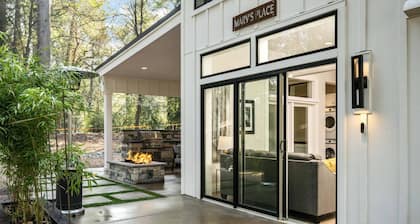 Exquisite Forested Retreat, Pet Friendly, Huge Patio w/ Fire-Table and TV, Steps From Dockside