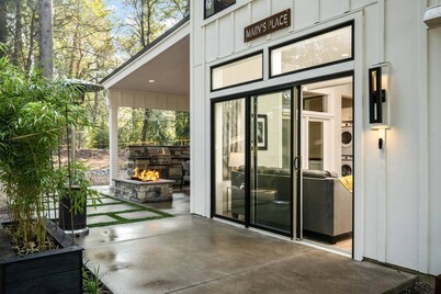 Exquisite Forested Retreat, Pet Friendly, Huge Patio w/ Fire-Table and TV, Steps From Dockside