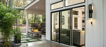 Exquisite Forested Retreat, Pet Friendly, Huge Patio w/ Fire-Table and TV, Steps From Dockside