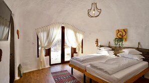 Habitación doble de diseñador | Decoración personalizada, muebles diferentes, escritorio y wifi gratis