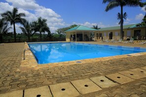 2 bares o lounges
