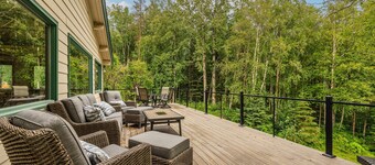 Lakefront Anchorage home with fireplaces, jetted tub & private dock