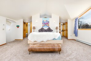 5 bedrooms, iron/ironing board, internet, bed sheets - Lakefront Anchorage home with fireplaces, jetted tub & private dock (Anchorage)