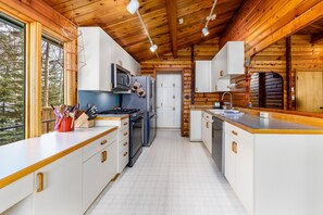 Fridge, microwave, oven, stovetop - Lakefront Anchorage home with fireplaces, jetted tub & private dock (Anchorage)