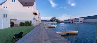 Yachtsman's Cove with 3-Levels