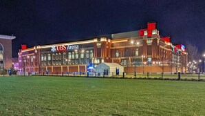 Suuri, useita kerroksia käsittävä rakennus, jonka julkisivussa on selkeästi näkyvissä kyltti, jossa lukee ”UBS Arena”.