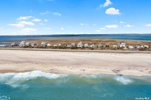 Yachtsman's Cove with 3-Levels