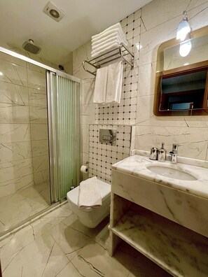 Bañera con ducha, cabezal de ducha tipo lluvia