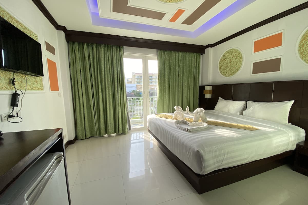 Deluxe Double Room, 1 King Bed, Non Smoking, City View | 1 bedroom, premium bedding, minibar, in-room safe