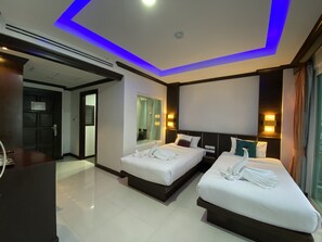 ห้องดีลักซ์สำหรับสี่ท่าน, 2 ห้องนอน, ปลอดบุหรี่, วิวเมือง | เครื่องนอนระดับพรีเมียม, มินิบาร์, ตู้นิรภัยในห้องพัก, โต๊ะทำงาน